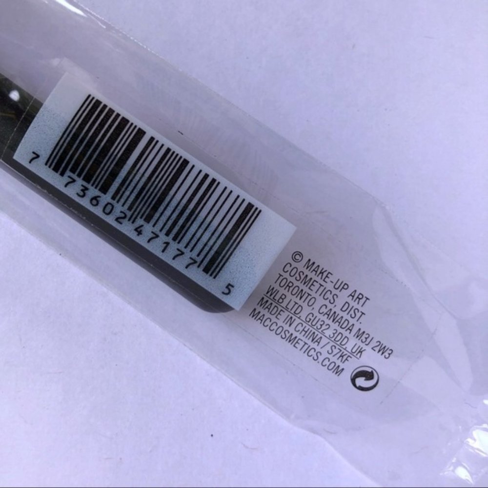 Last One! MAC Brush 106S Concealer Triangle NEW - Picture 6 of 7